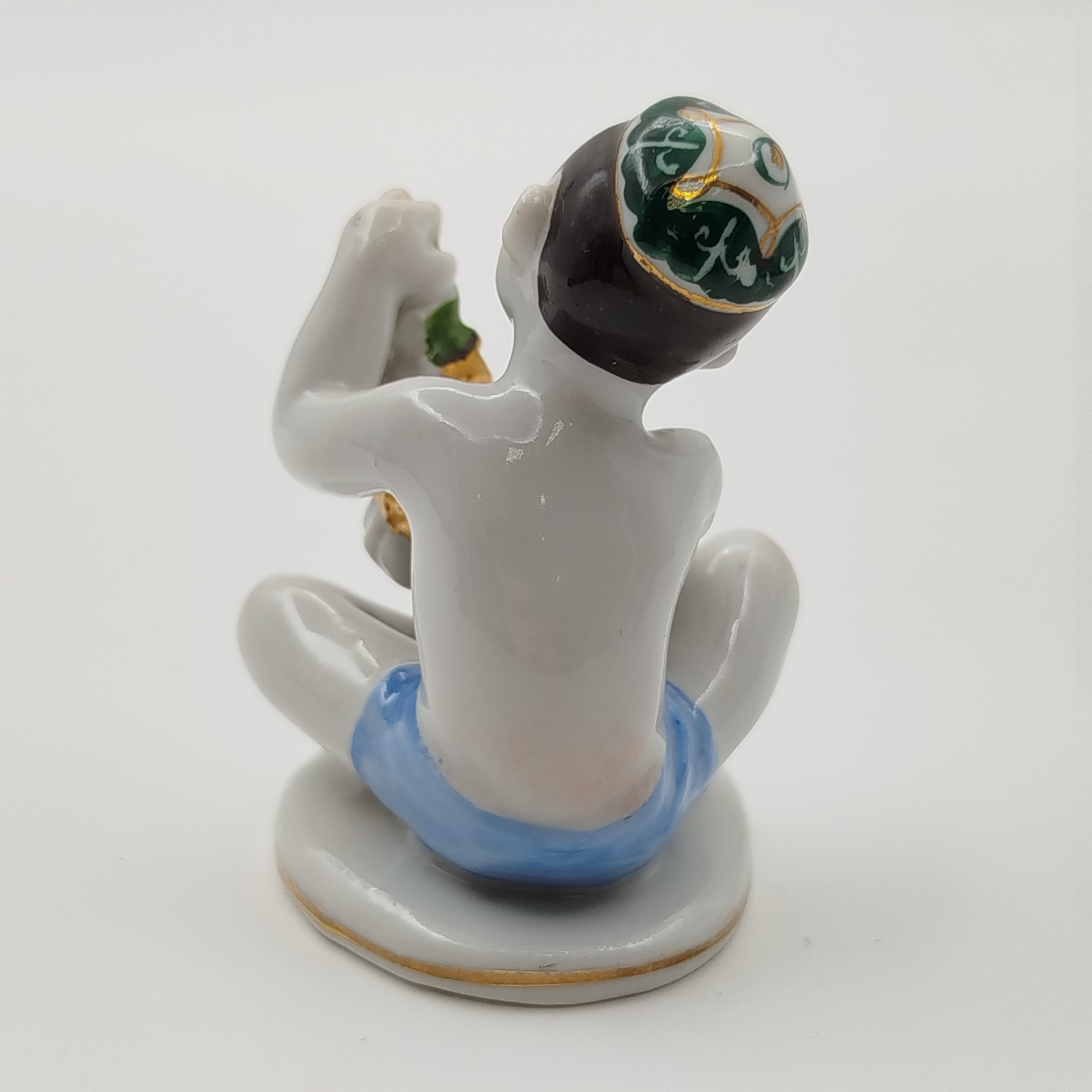 Статуэтка "Мальчик с виноградом" из серии "Счастливое детство", скульптор Г.С. Столбова, художник Е.Н. Лупанова, фарфор, роспись, золочение, Ленинградский фарфоровый завод (ЛФЗ), СССР, 1950-1960 гг.