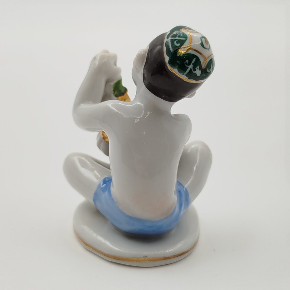 Статуэтка "Мальчик с виноградом" из серии "Счастливое детство", скульптор Г.С. Столбова, художник Е.Н. Лупанова, фарфор, роспись, золочение, Ленинградский фарфоровый завод (ЛФЗ), СССР, 1950-1960 гг.