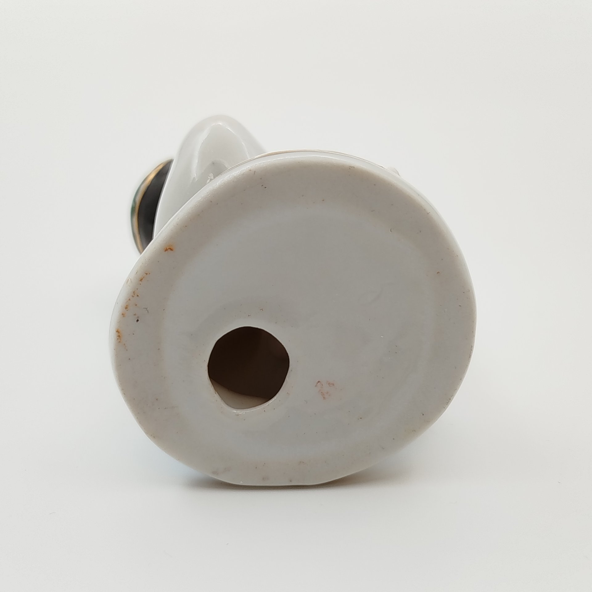 Статуэтка "Мальчик с виноградом" из серии "Счастливое детство", скульптор Г.С. Столбова, художник Е.Н. Лупанова, фарфор, роспись, золочение, Ленинградский фарфоровый завод (ЛФЗ), СССР, 1950-1960 гг.