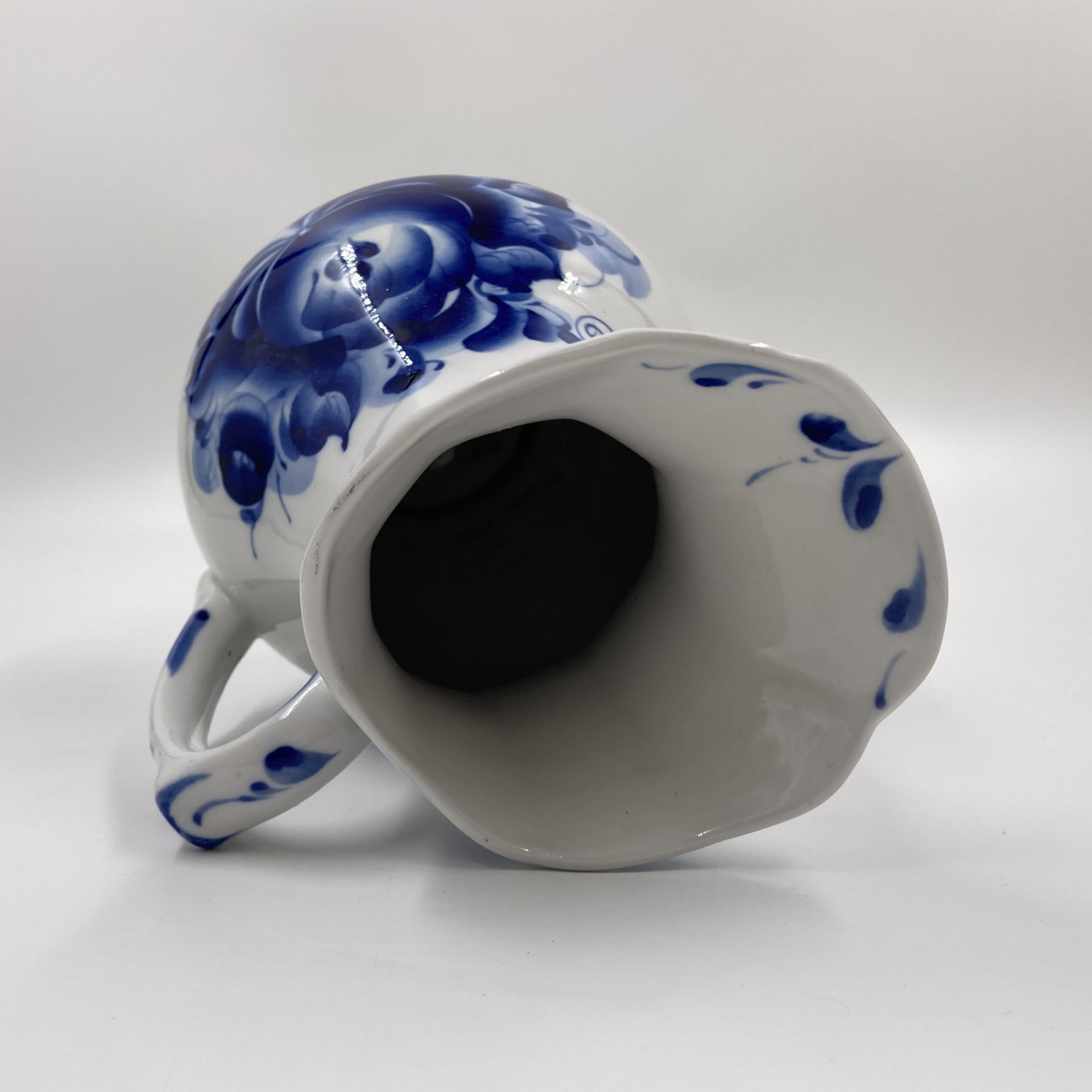 Кувшин с флоральным декором, автор росписи Иванова, фарфор, роспись, 1990-2010 гг.