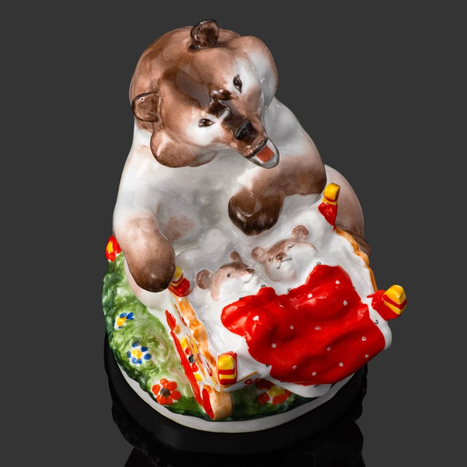 Статуэтка "Медведица с колыбелью", скульптор Чарушин Е.И., художник Ризнич И.И., фарфор, роспись, Ленинградский фарфоровый завод (ЛФЗ), СССР, 1950-1960 гг.