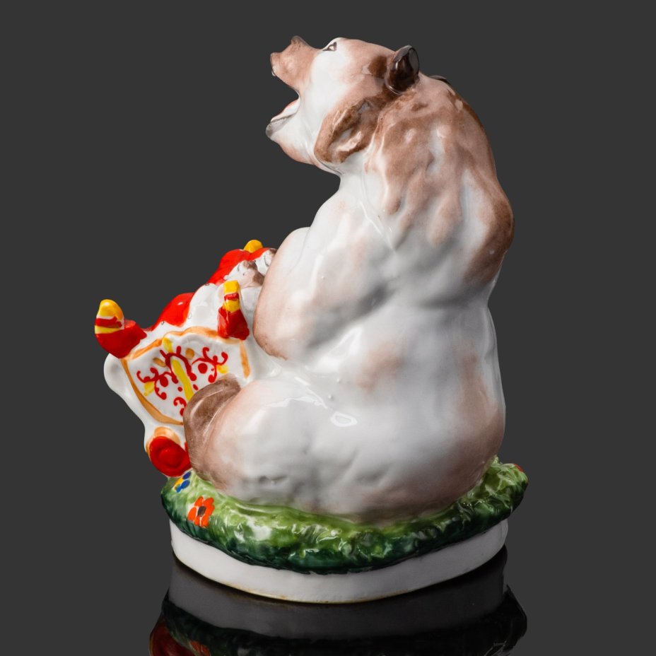 Статуэтка "Медведица с колыбелью", скульптор Чарушин Е.И., художник Ризнич И.И., фарфор, роспись, Ленинградский фарфоровый завод (ЛФЗ), СССР, 1950-1960 гг.