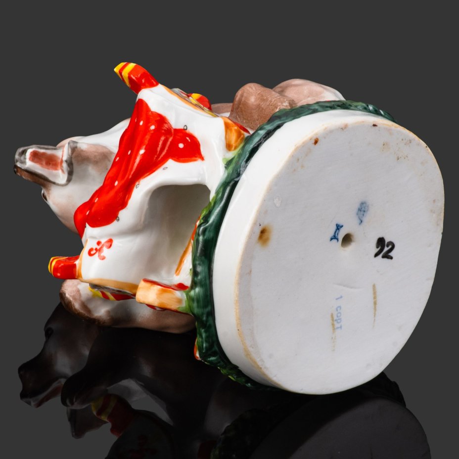 Статуэтка "Медведица с колыбелью", скульптор Чарушин Е.И., художник Ризнич И.И., фарфор, роспись, Ленинградский фарфоровый завод (ЛФЗ), СССР, 1950-1960 гг.