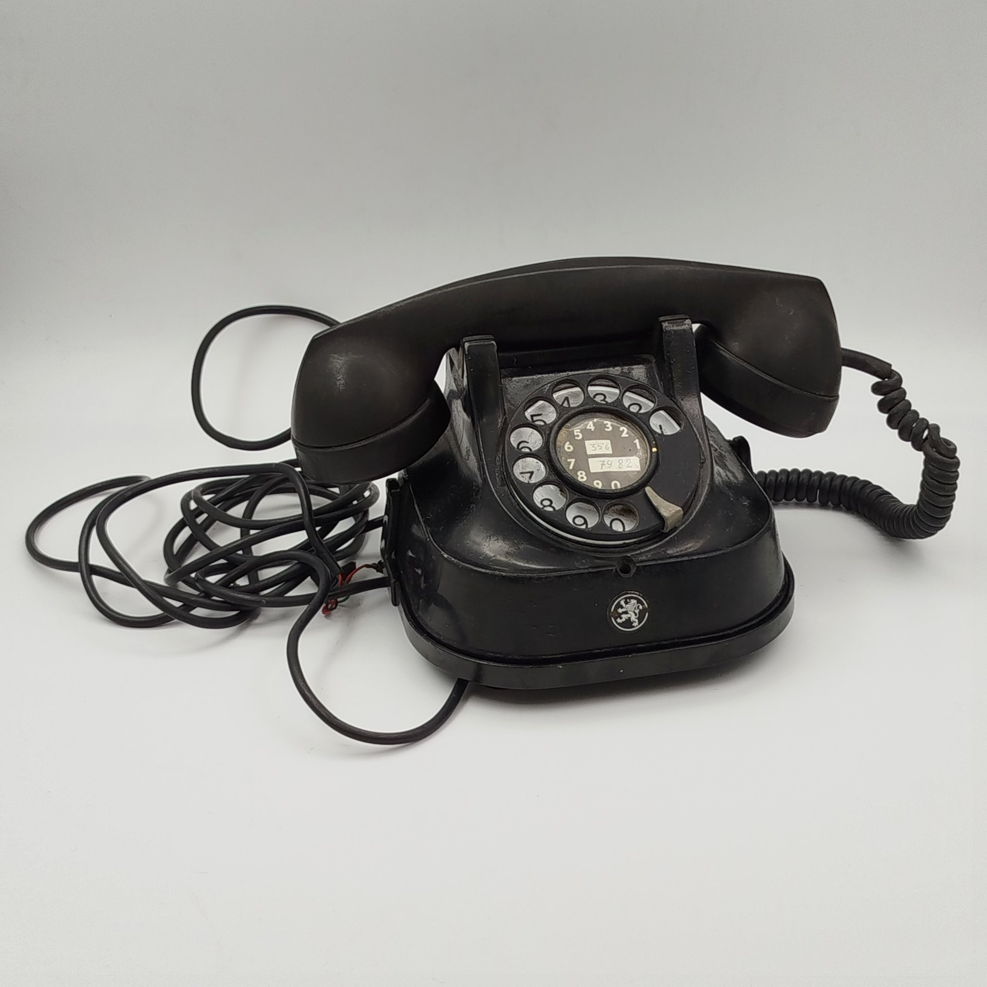 Телефон стационарный с дисковым номеронабирателем