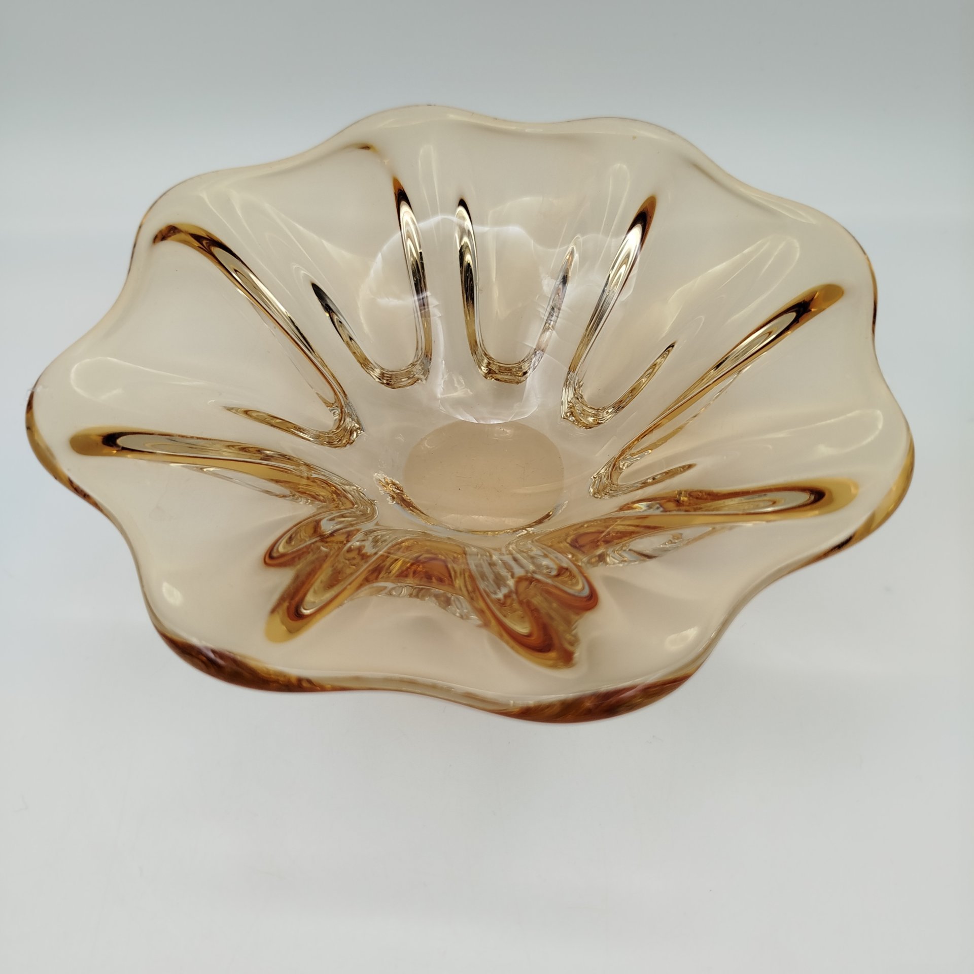 Конфетница медового оттенка, цветное стекло, Ленинградский завод художественного стекла (ЛЗХС), СССР, 1960-1980 гг.