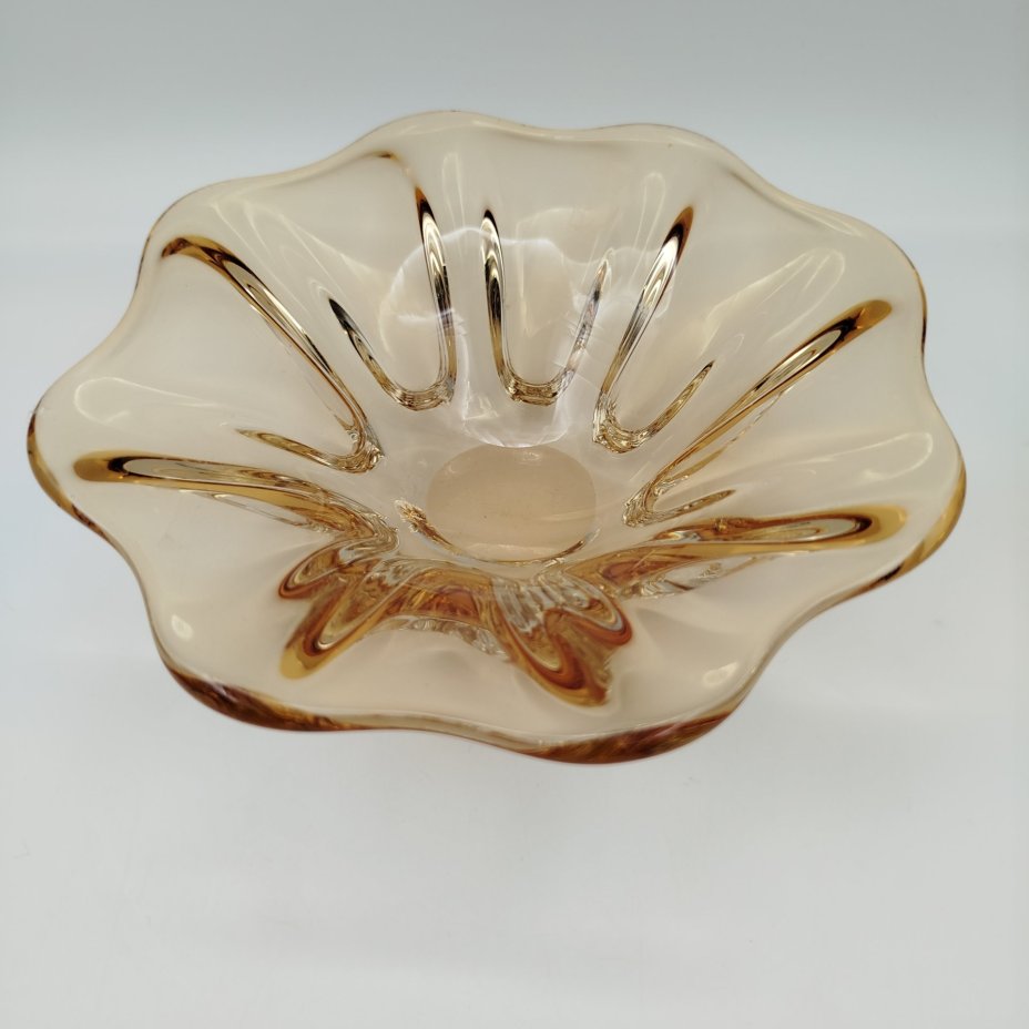 Конфетница медового оттенка, цветное стекло, Ленинградский завод художественного стекла (ЛЗХС), СССР, 1960-1980 гг.