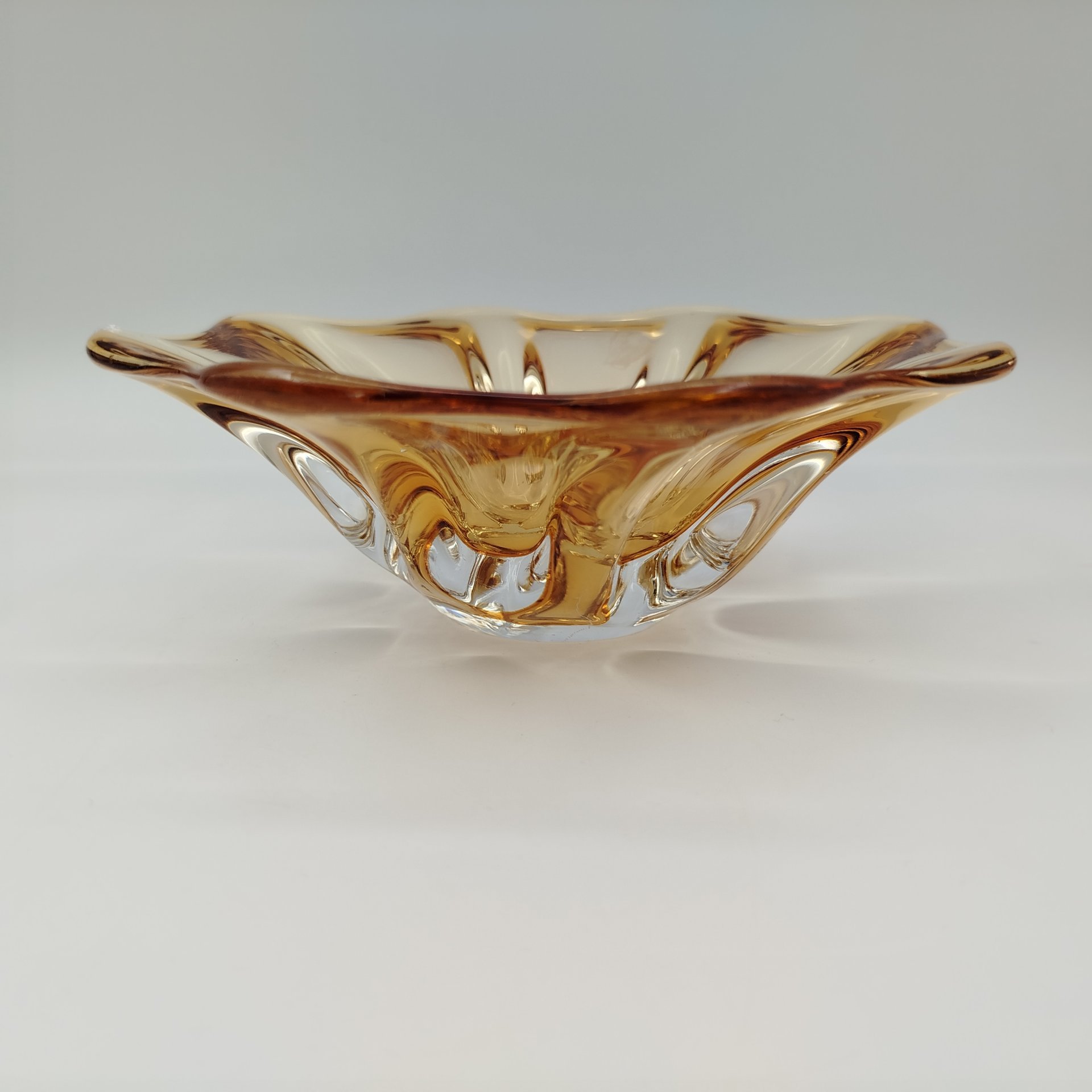 Конфетница медового оттенка, цветное стекло, Ленинградский завод художественного стекла (ЛЗХС), СССР, 1960-1980 гг.