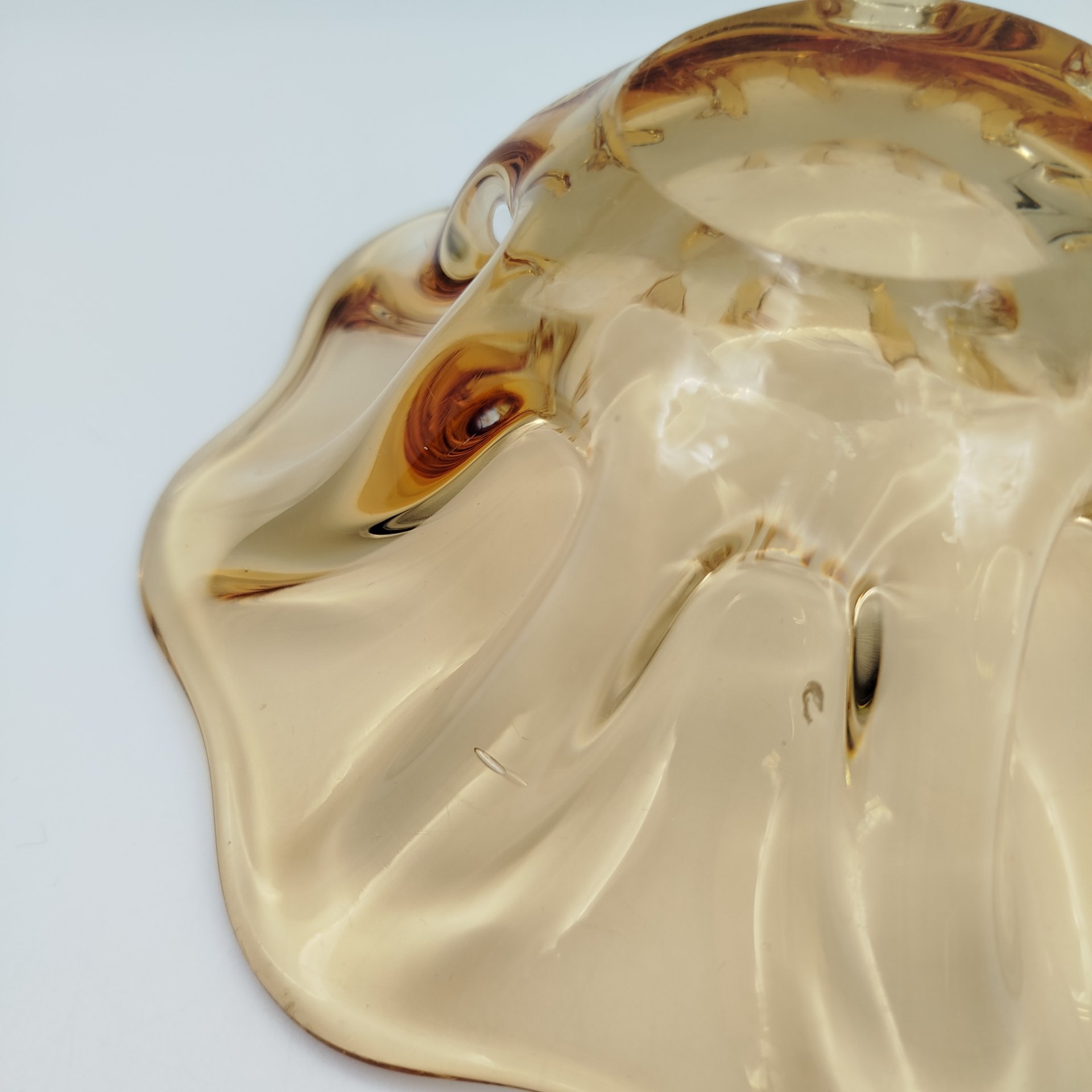 Конфетница медового оттенка, цветное стекло, Ленинградский завод художественного стекла (ЛЗХС), СССР, 1960-1980 гг.