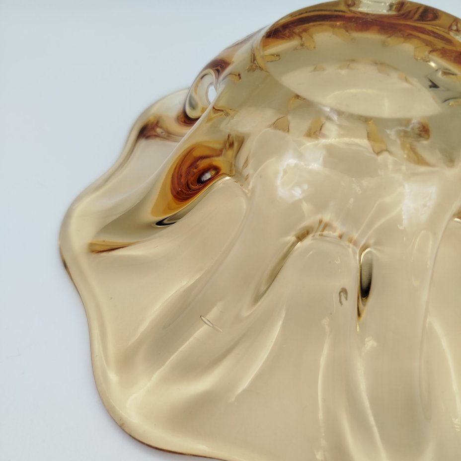 Конфетница медового оттенка, цветное стекло, Ленинградский завод художественного стекла (ЛЗХС), СССР, 1960-1980 гг.