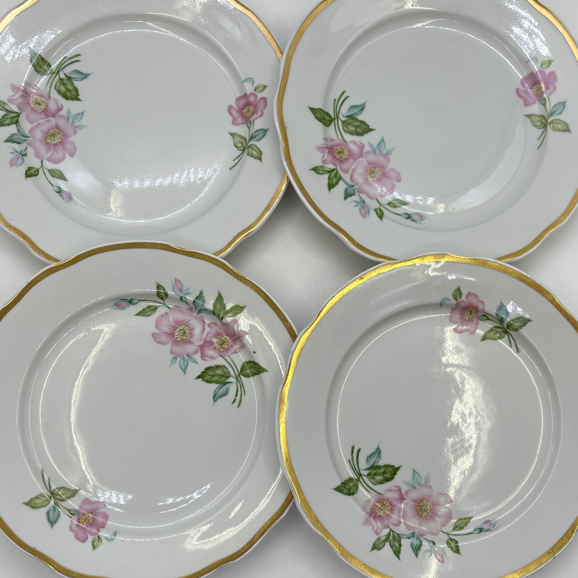 Набор из 4-х обеденных тарелок с флоральным декором, фарфор, деколь, золочение, Дулевский фарфоровый завод (Дулёво), СССР, 1985 г.