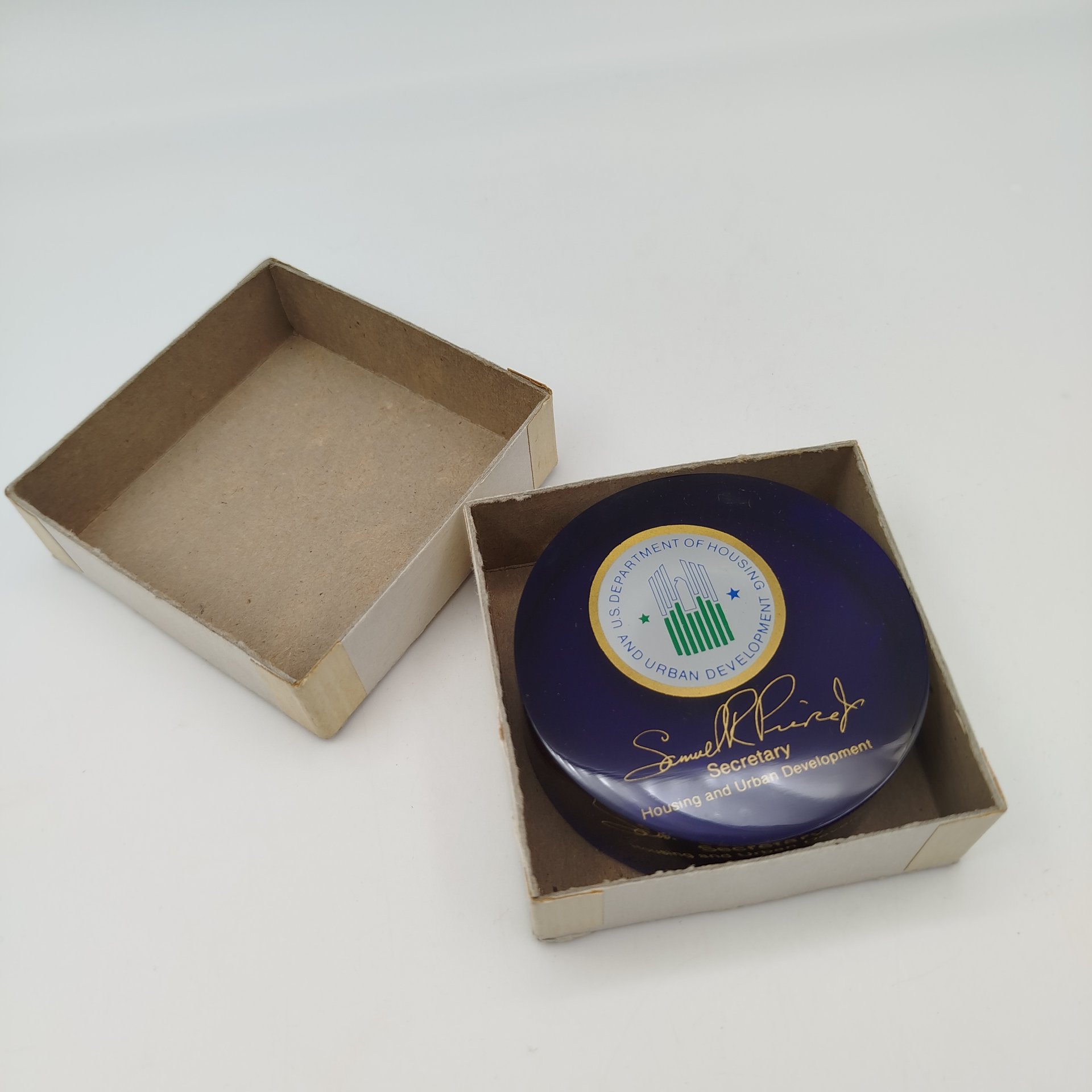 Пресс-папье (сувенир) с автографом Сэмюэля Пирса (министра жилищного строительства и городского развития США в 1981-1989 гг.), пластик, картон, США, 1981-1989 гг.