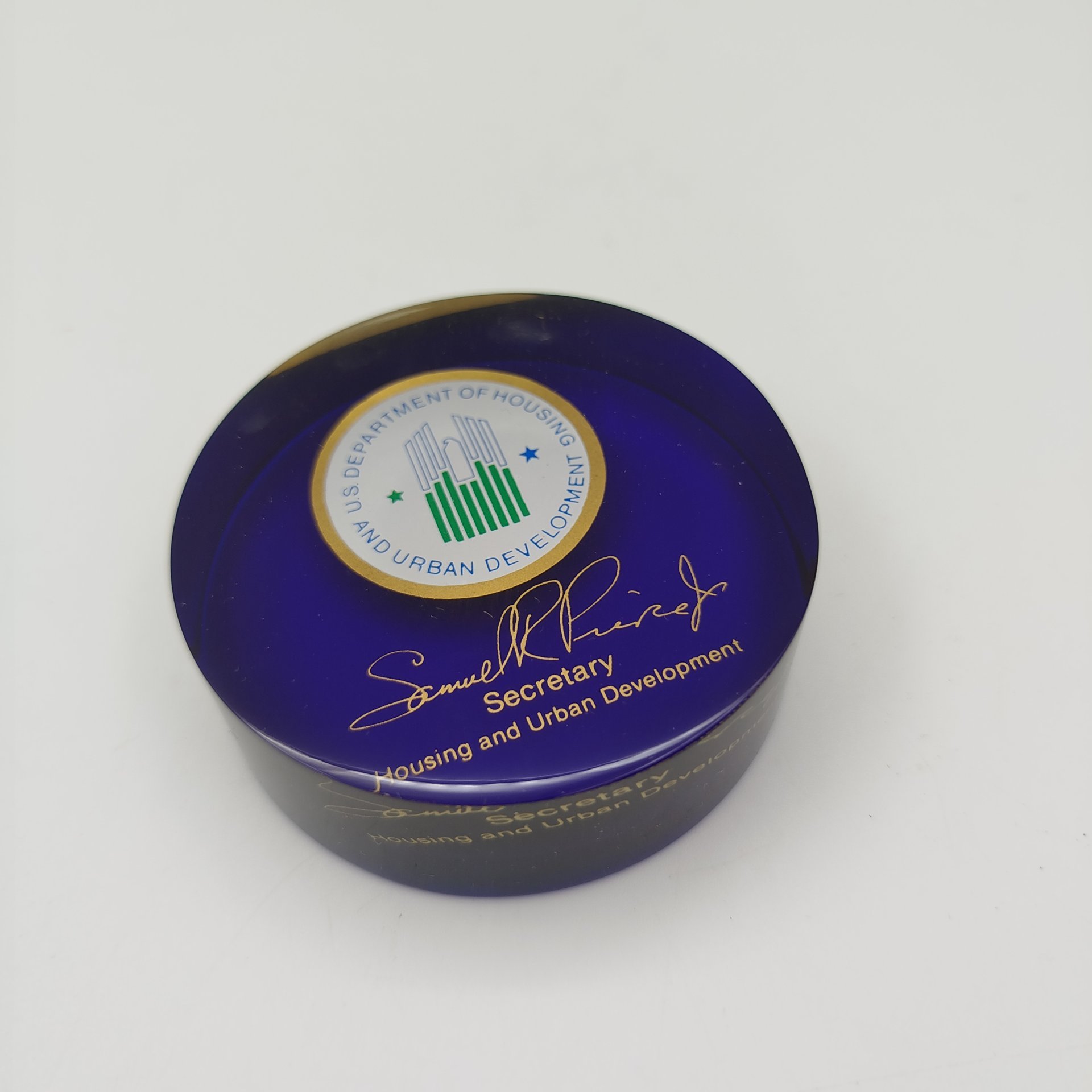 Пресс-папье (сувенир) с автографом Сэмюэля Пирса (министра жилищного строительства и городского развития США в 1981-1989 гг.), пластик, картон, США, 1981-1989 гг.