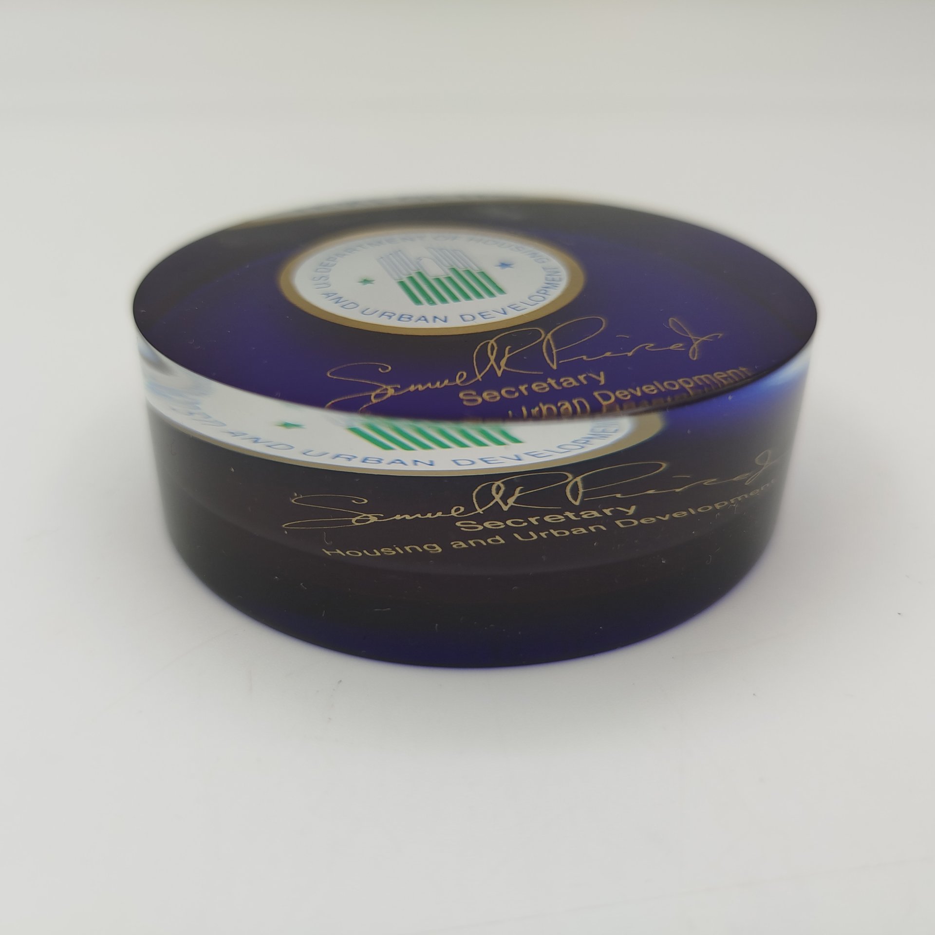 Пресс-папье (сувенир) с автографом Сэмюэля Пирса (министра жилищного строительства и городского развития США в 1981-1989 гг.), пластик, картон, США, 1981-1989 гг.