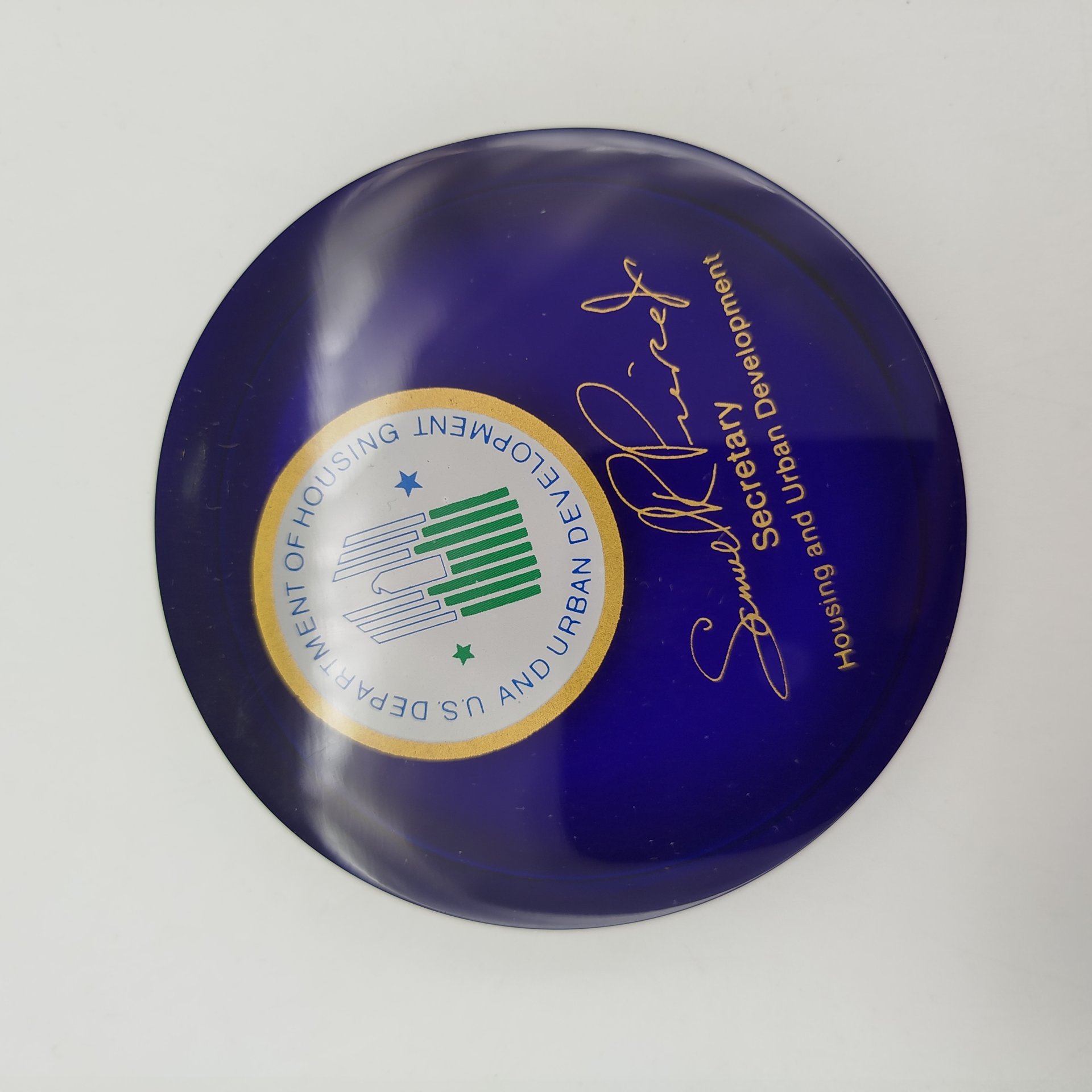 Пресс-папье (сувенир) с автографом Сэмюэля Пирса (министра жилищного строительства и городского развития США в 1981-1989 гг.), пластик, картон, США, 1981-1989 гг.