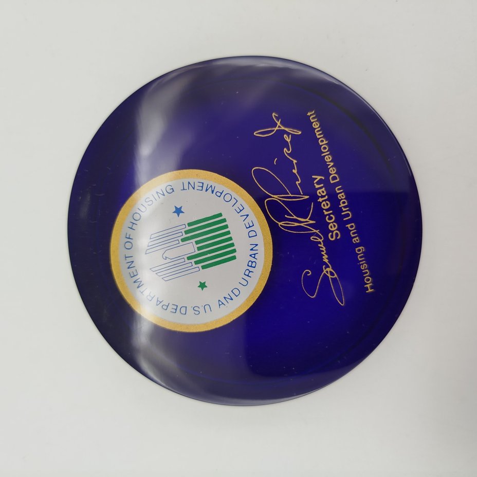 Пресс-папье (сувенир) с автографом Сэмюэля Пирса (министра жилищного строительства и городского развития США в 1981-1989 гг.)