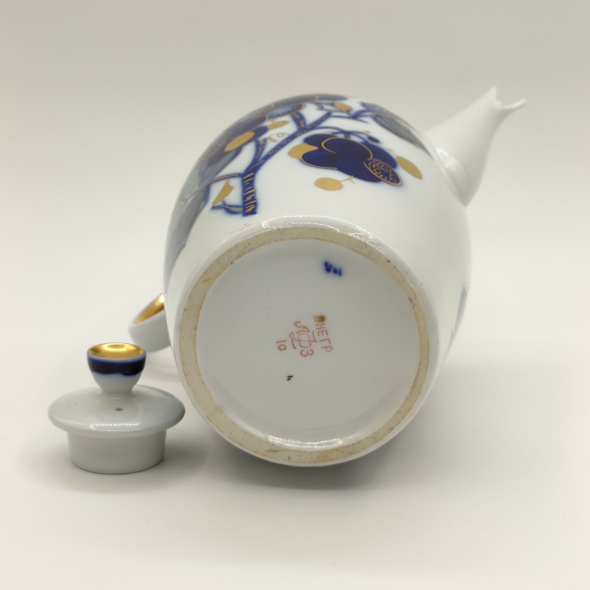 Кофейник "Виноград", автор формы А.А. Лепорская, автор росписи Л.К. Блак, фарфор, крытье кобальтом, роспись, золочение, Ленинградский фарфоровый завод (ЛФЗ), СССР, 1970-1991 гг.