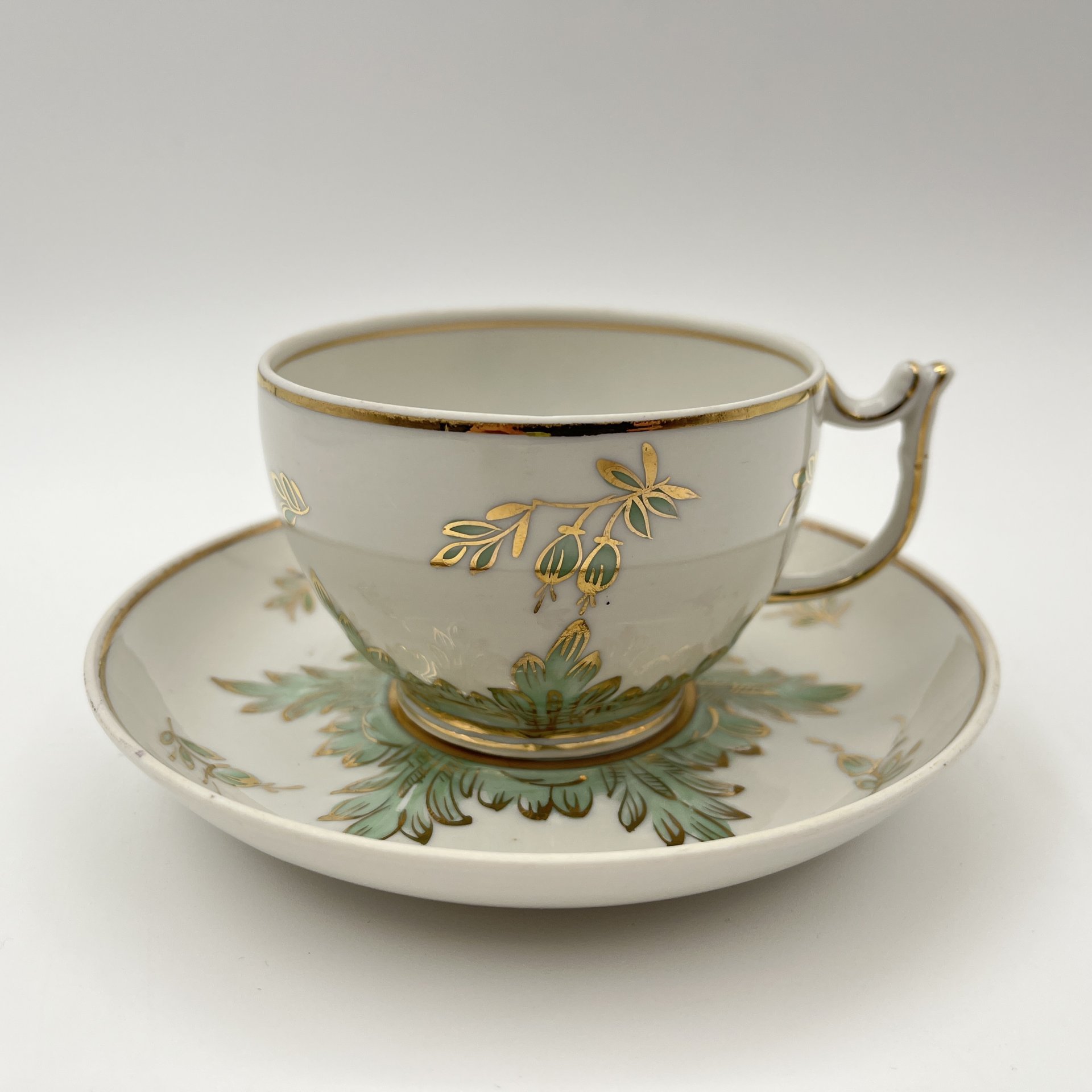 Пара чайная "Барбарис" в зеленом оттенке, автор Е.П. Смирнов, фарфор, роспись, золочение, Дмитровский фарфоровый завод (ДФЗ Вербилки), СССР, 1954-1965 гг.