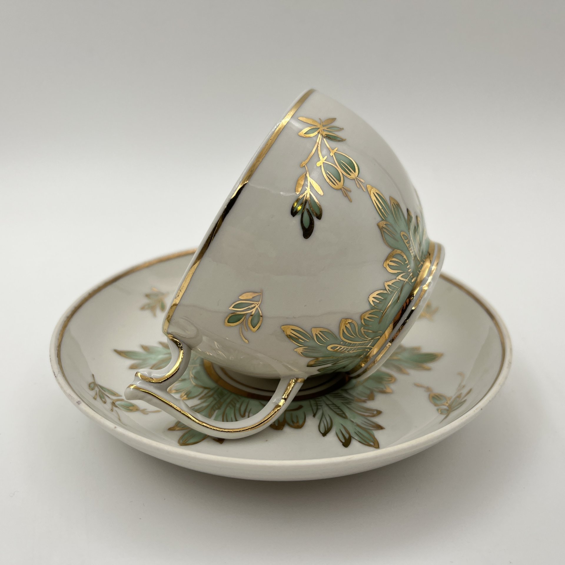 Пара чайная "Барбарис" в зеленом оттенке, автор Е.П. Смирнов, фарфор, роспись, золочение, Дмитровский фарфоровый завод (ДФЗ Вербилки), СССР, 1954-1965 гг.