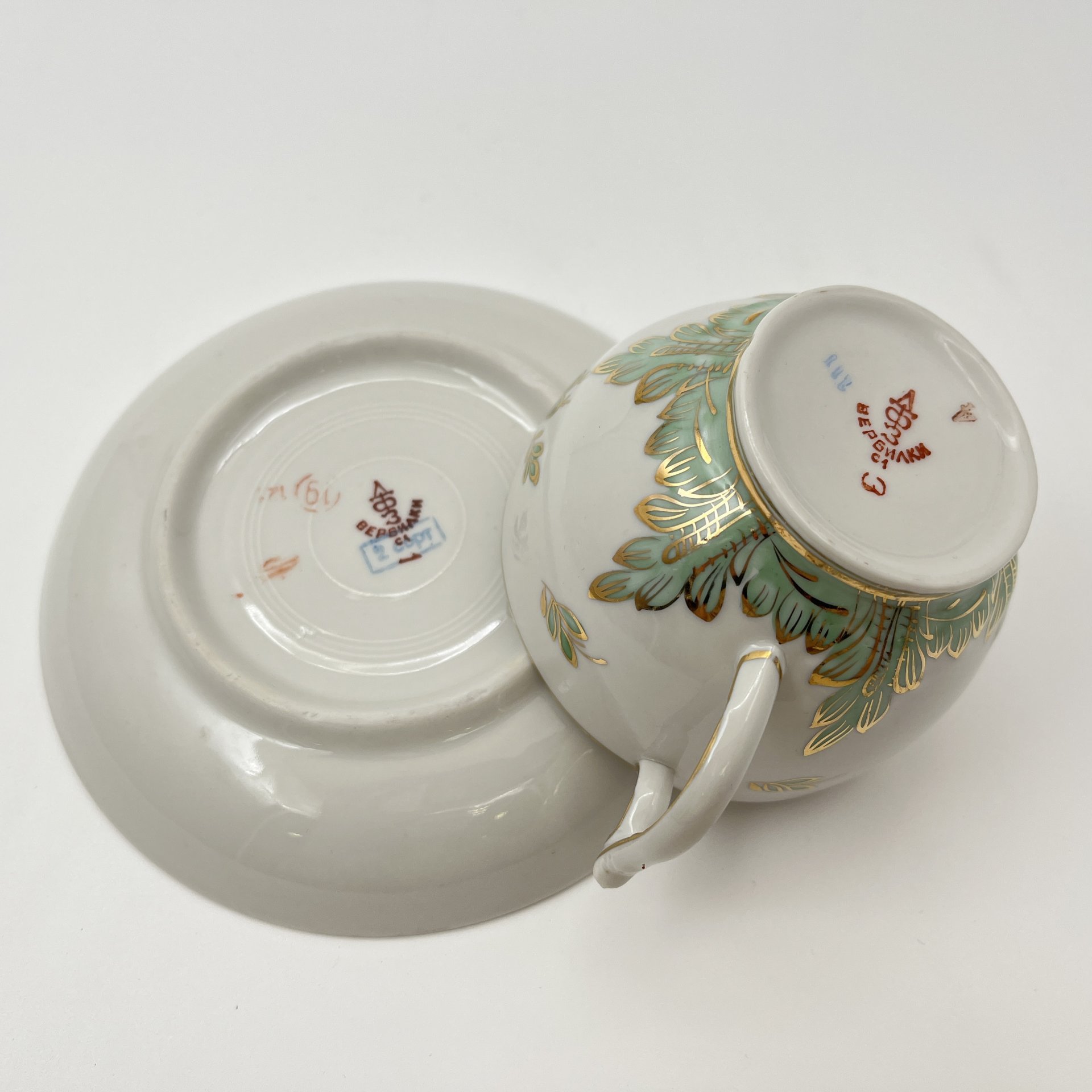 Пара чайная "Барбарис" в зеленом оттенке, автор Е.П. Смирнов, фарфор, роспись, золочение, Дмитровский фарфоровый завод (ДФЗ Вербилки), СССР, 1954-1965 гг.