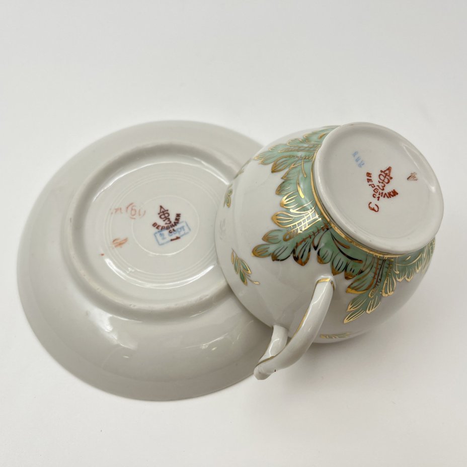 Пара чайная "Барбарис" в зеленом оттенке, автор Е.П. Смирнов, фарфор, роспись, золочение, Дмитровский фарфоровый завод (ДФЗ Вербилки), СССР, 1954-1965 гг.