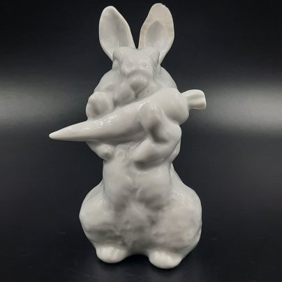 Статуэтка "Заяц с морковкой", скульптор Е.И. Чарушин, Ленинградский фарфоровый завод (ЛФЗ)