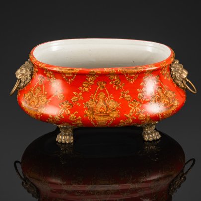 Ваза (кашпо) овальной формы с растительным декором, на основании в виде лап и ручками-львами