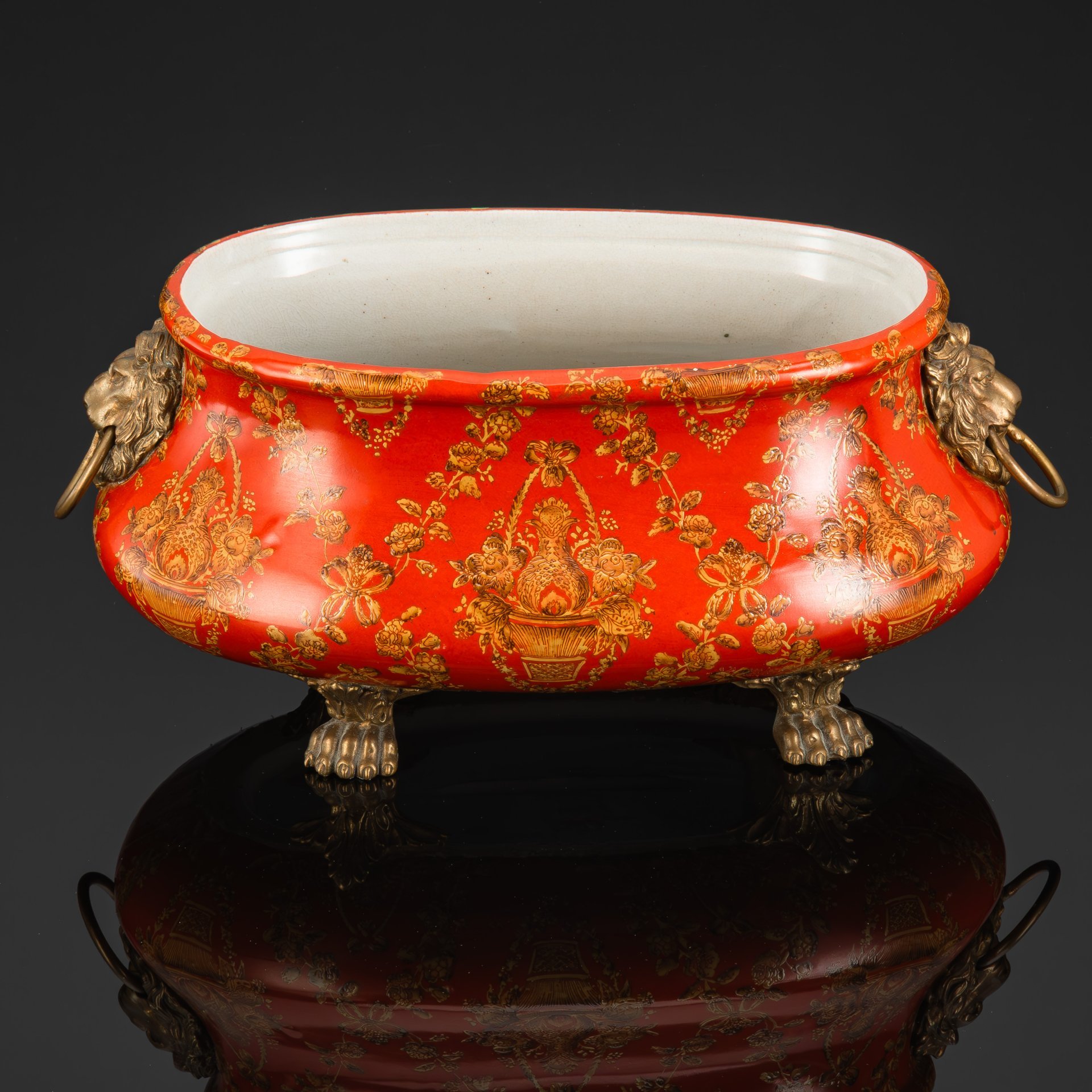 Ваза (кашпо) овальной формы с растительным декором, на основании в виде лап и ручками-львами