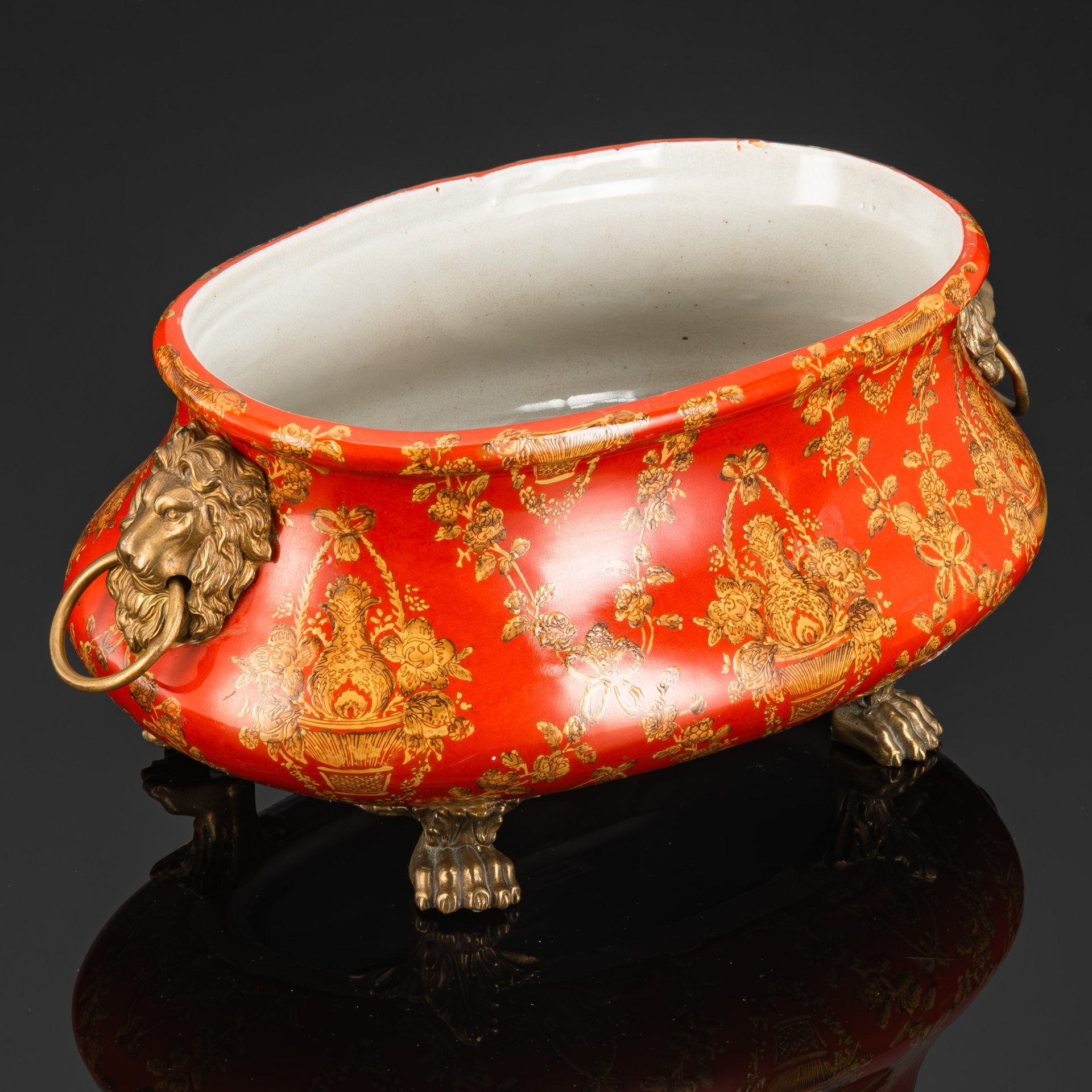 Ваза (кашпо) овальной формы с растительным декором, на основании в виде лап и ручками-львами