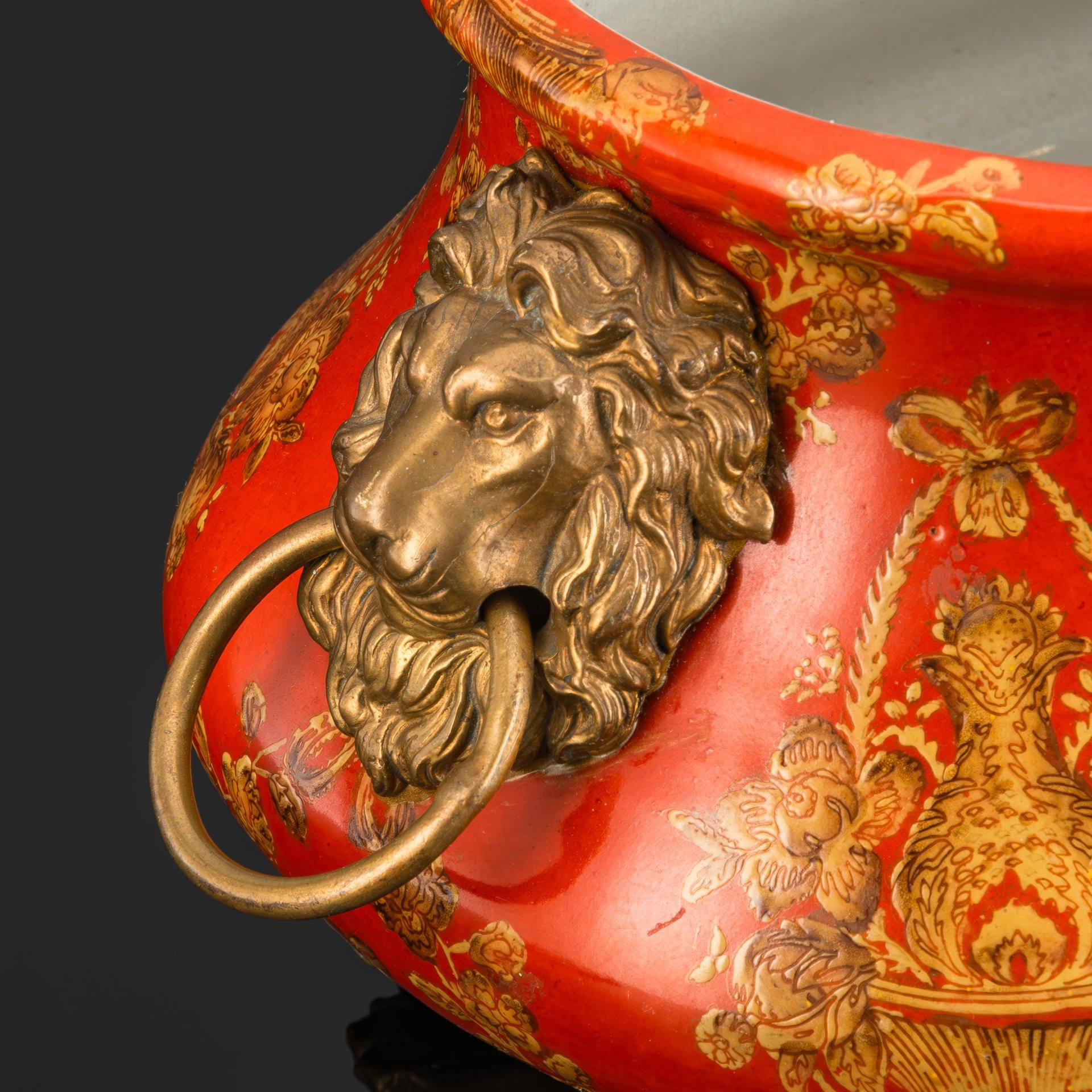 Ваза (кашпо) овальной формы с растительным декором, на основании в виде лап и ручками-львами