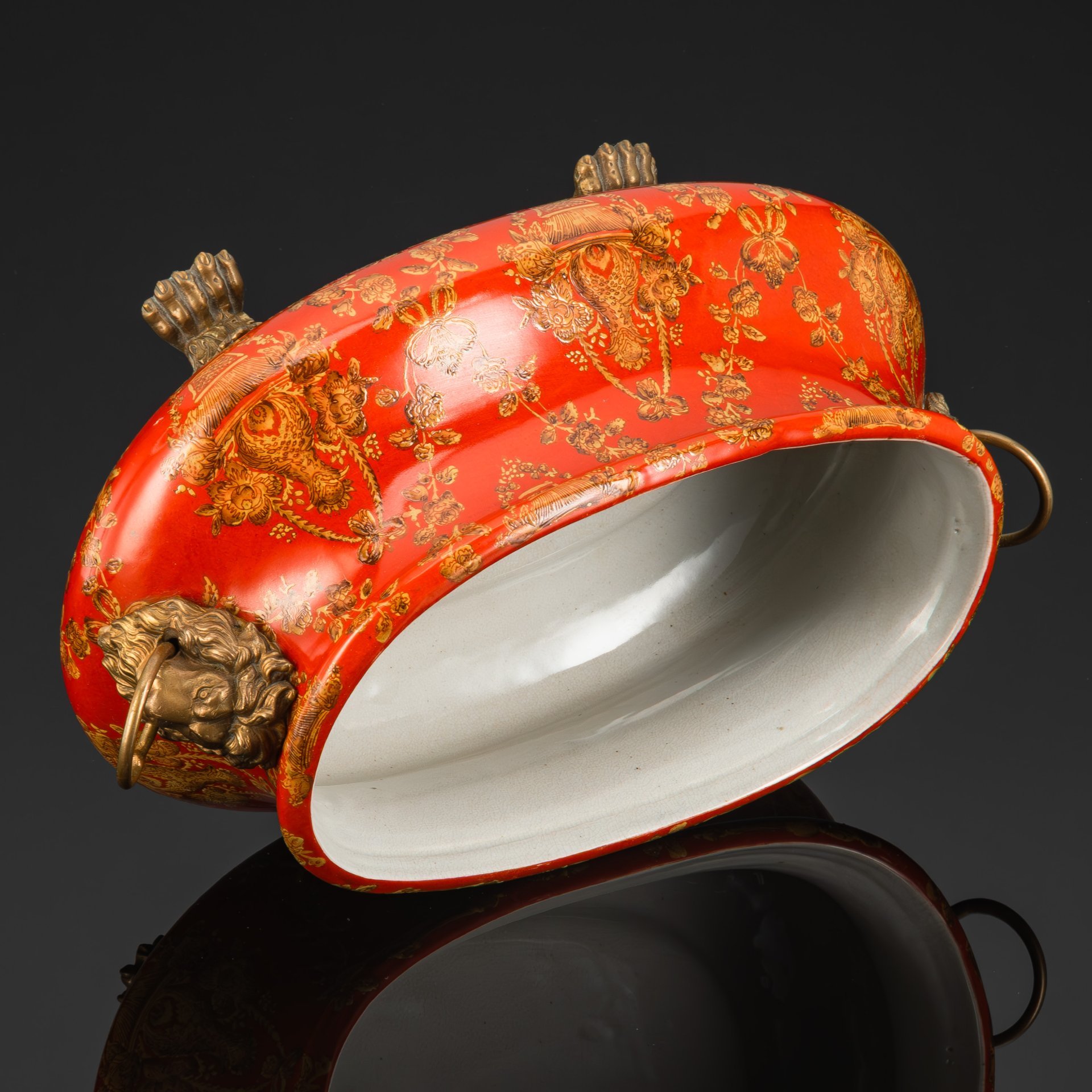 Ваза (кашпо) овальной формы с растительным декором, на основании в виде лап и ручками-львами