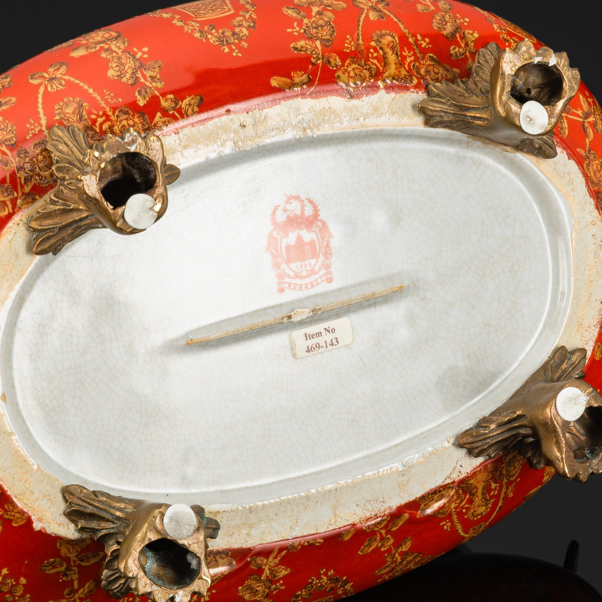 Ваза (кашпо) овальной формы с растительным декором, на основании в виде лап и ручками-львами