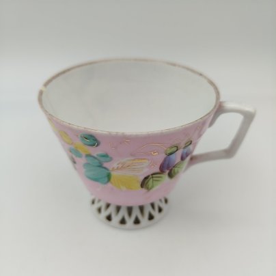 Чашка "Въ день ангела" в розовом оттенке с цветочным декором, фарфор, крытье, роспись, Товарищество М.С. Кузнецова в Вербилках (г. Дмитров), Российская империя, 1892-1915 гг.