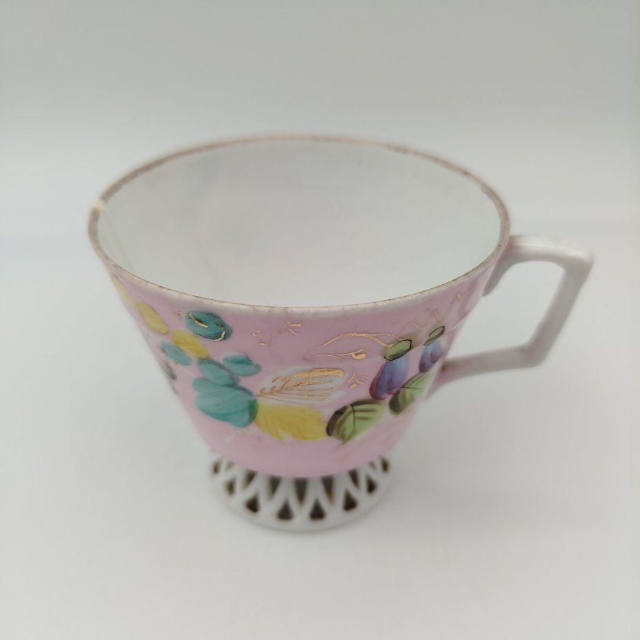 Чашка "Въ день ангела" в розовом оттенке с цветочным декором, фарфор, крытье, роспись, Товарищество М.С. Кузнецова в Вербилках (г. Дмитров), Российская империя, 1892-1915 гг.