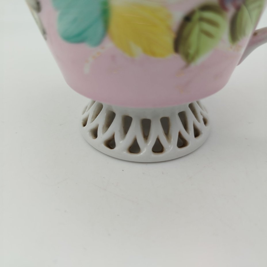 Чашка "Въ день ангела" в розовом оттенке с цветочным декором, фарфор, крытье, роспись, Товарищество М.С. Кузнецова в Вербилках (г. Дмитров), Российская империя, 1892-1915 гг.