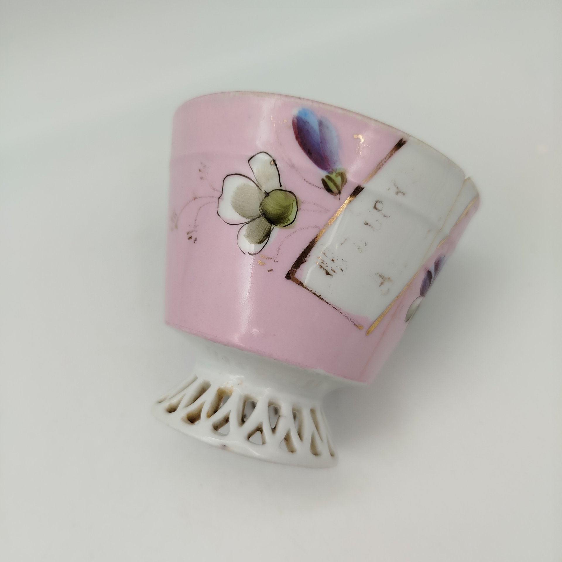 Чашка "Въ день ангела" в розовом оттенке с цветочным декором, фарфор, крытье, роспись, Товарищество М.С. Кузнецова в Вербилках (г. Дмитров), Российская империя, 1892-1915 гг.