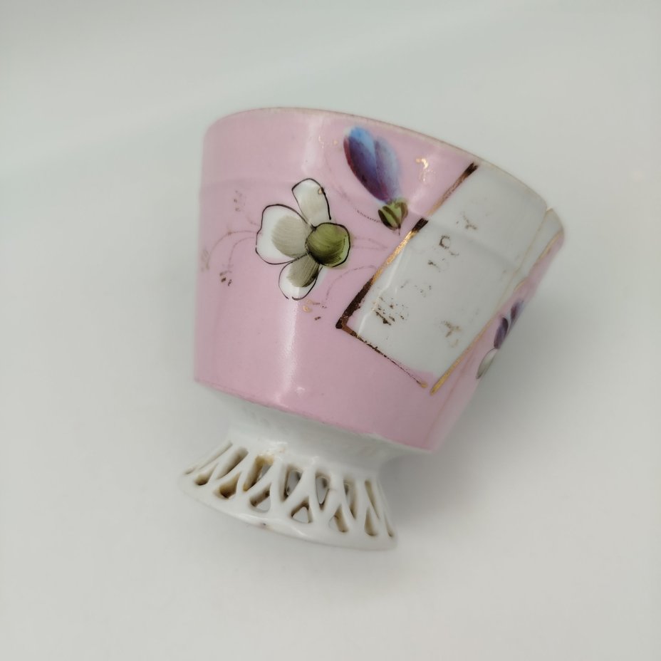 Чашка "Въ день ангела" в розовом оттенке с цветочным декором, фарфор, крытье, роспись, Товарищество М.С. Кузнецова в Вербилках (г. Дмитров), Российская империя, 1892-1915 гг.