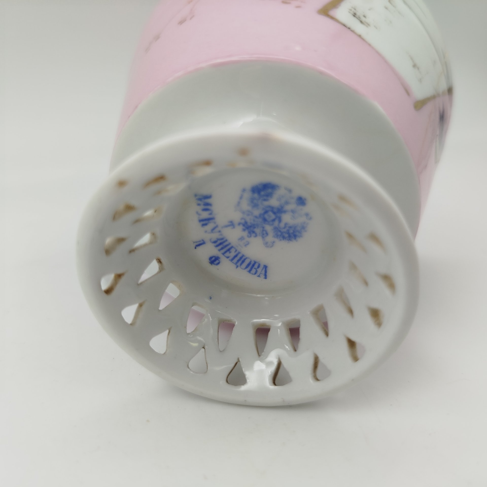 Чашка "Въ день ангела" в розовом оттенке с цветочным декором, фарфор, крытье, роспись, Товарищество М.С. Кузнецова в Вербилках (г. Дмитров), Российская империя, 1892-1915 гг.