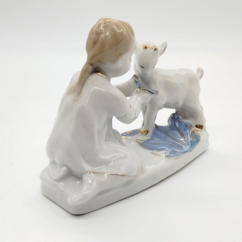 Статуэтка "Алёнушка с козленком" ("Девочка с козленком"), автор Л.П.Азарова, Турыгинский фарфоровый завод артели «Художественная керамика» (Гжель)
