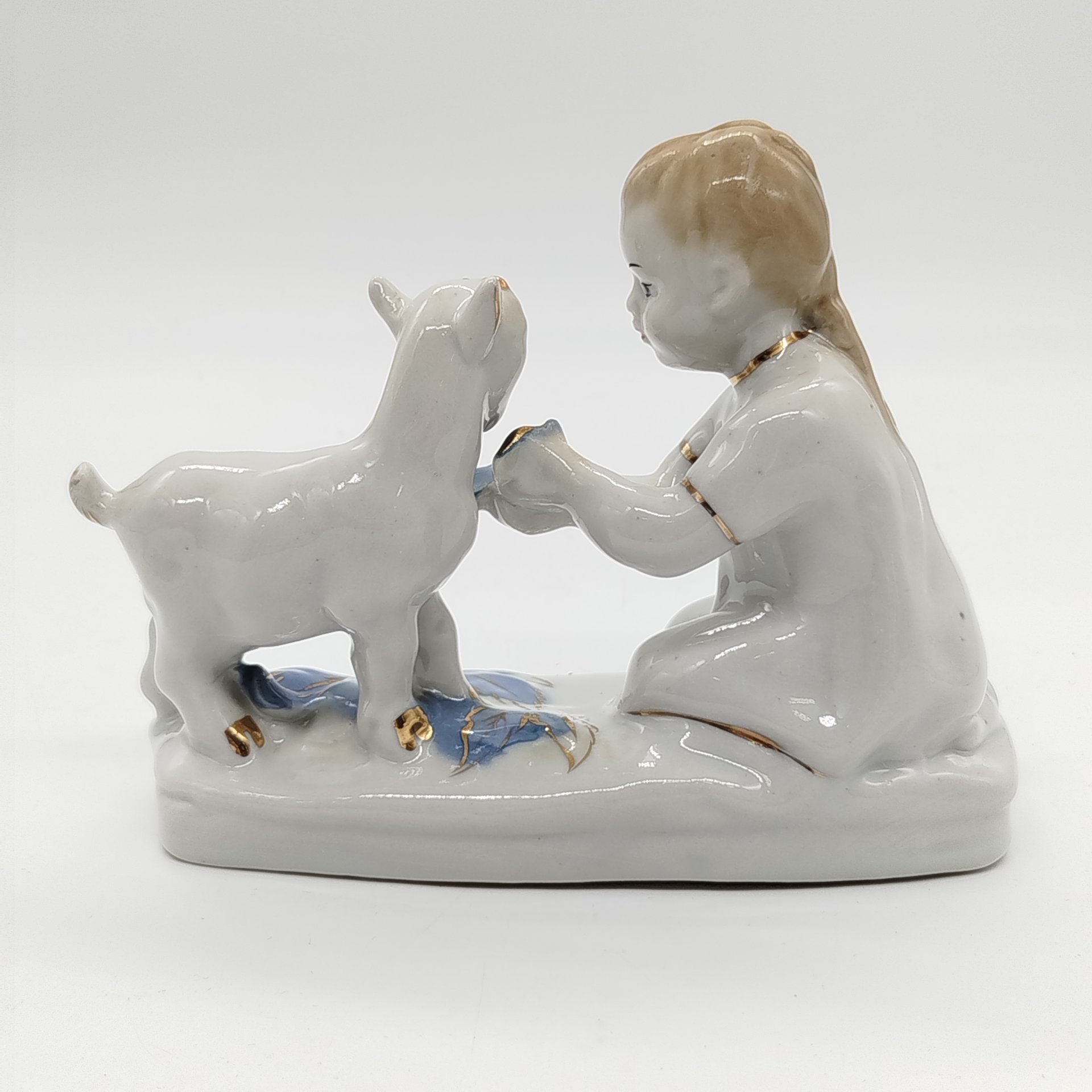 Статуэтка "Алёнушка с козленком" ("Девочка с козленком"), автор Л.П.Азарова, Турыгинский фарфоровый завод артели «Художественная керамика» (Гжель)
