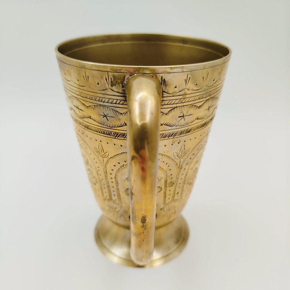 Кружка с растительным декором в восточном стиле