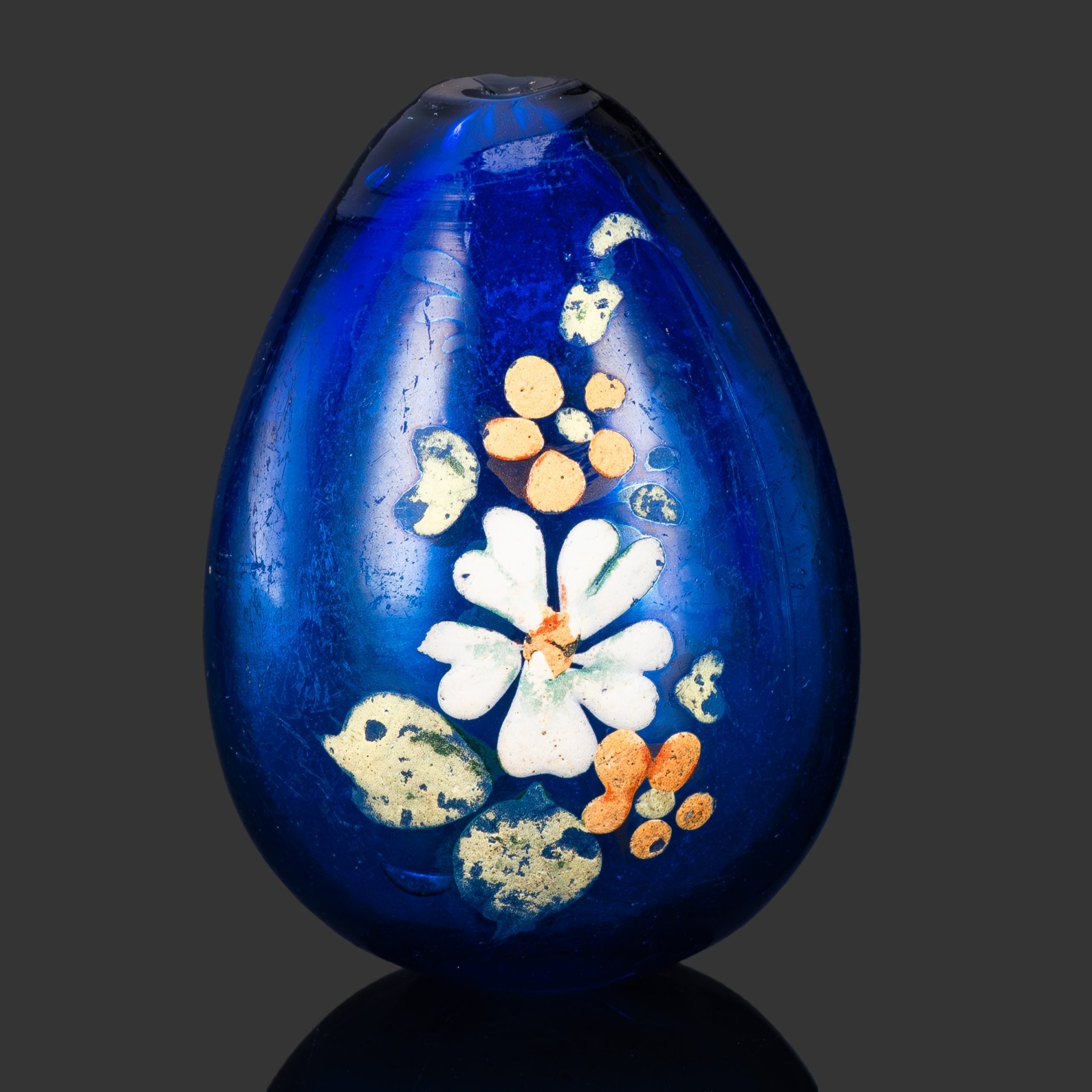 Яйцо пасхальное из стекла синего цвета с цветочным декором