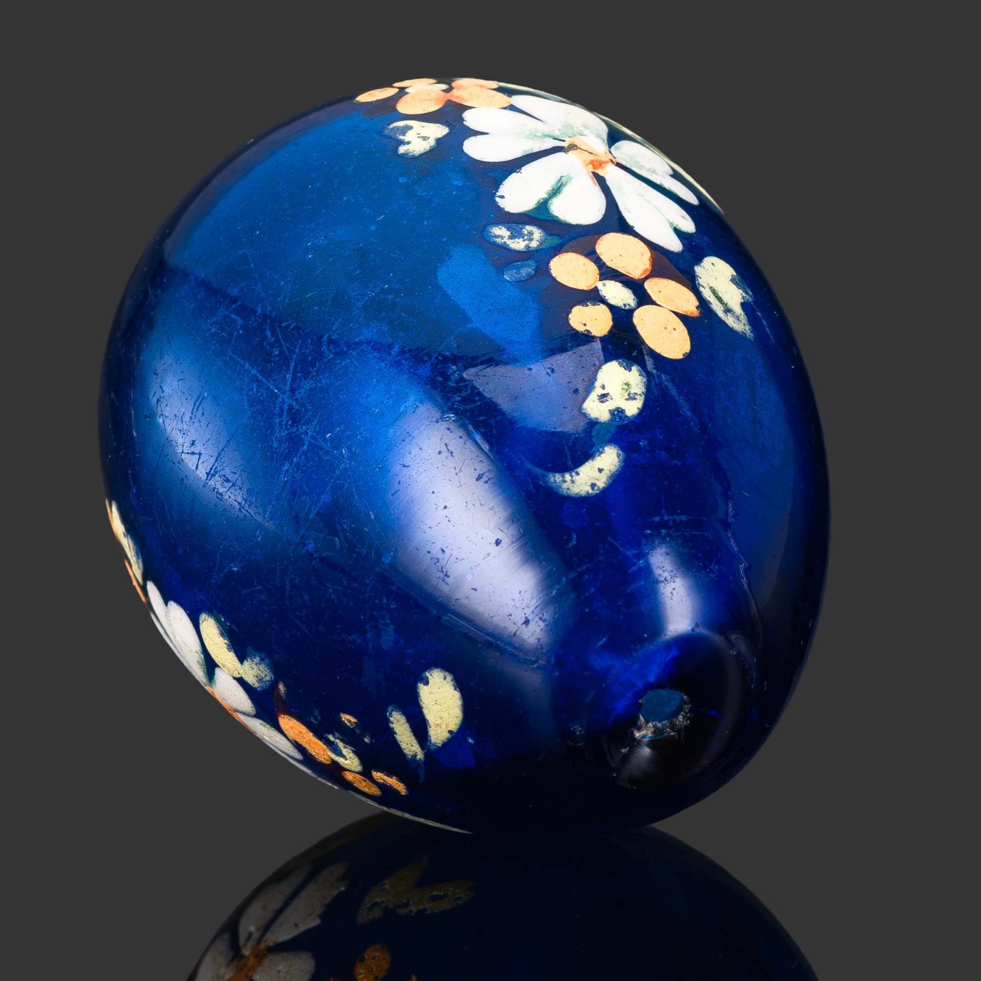 Яйцо пасхальное из стекла синего цвета с цветочным декором