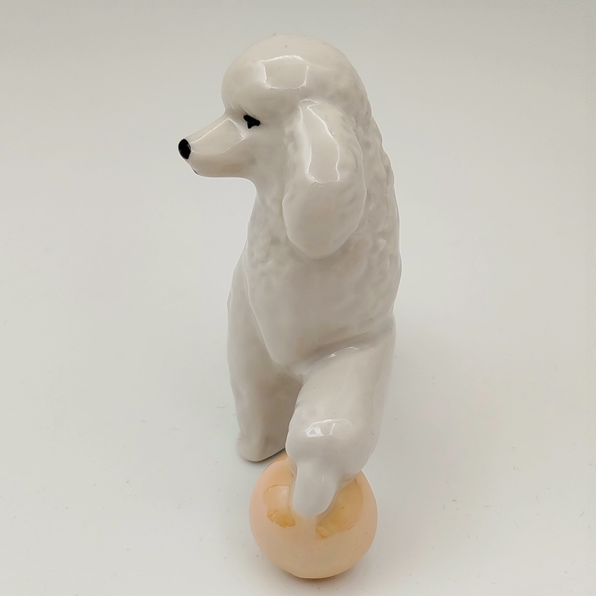 Статуэтка "Пудель с мячом"