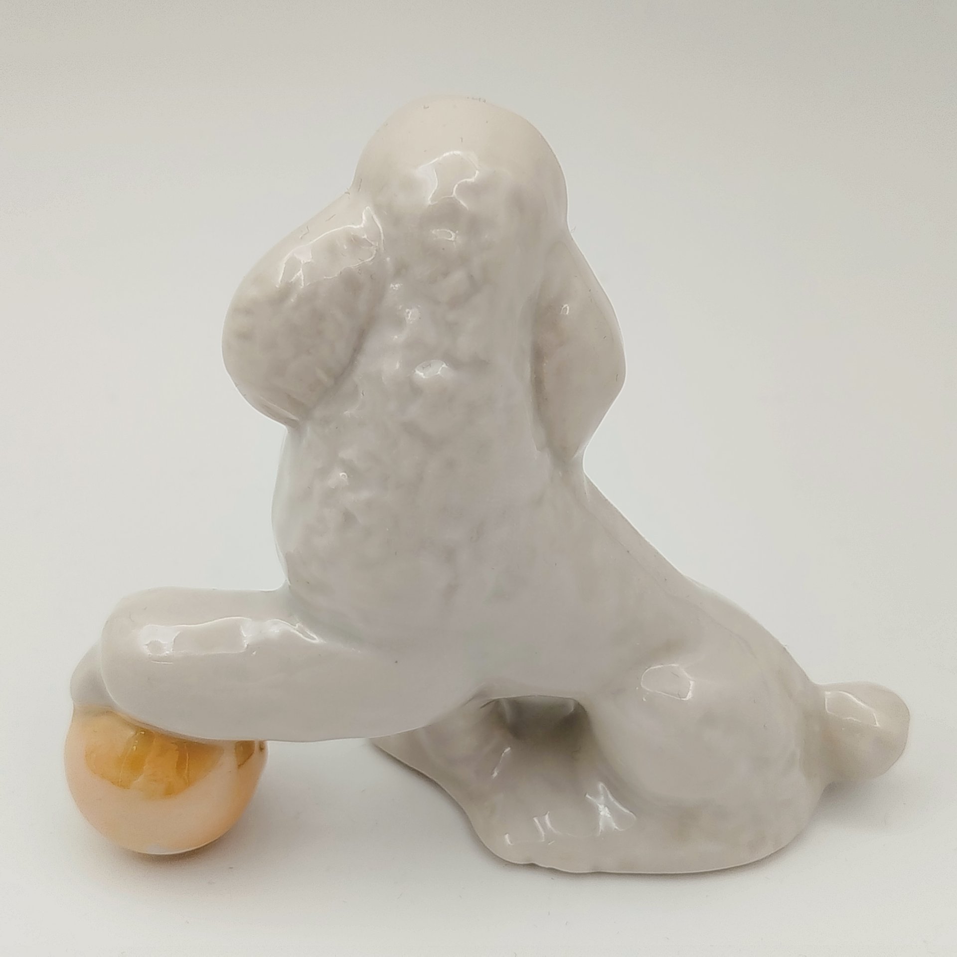 Статуэтка "Пудель с мячом"