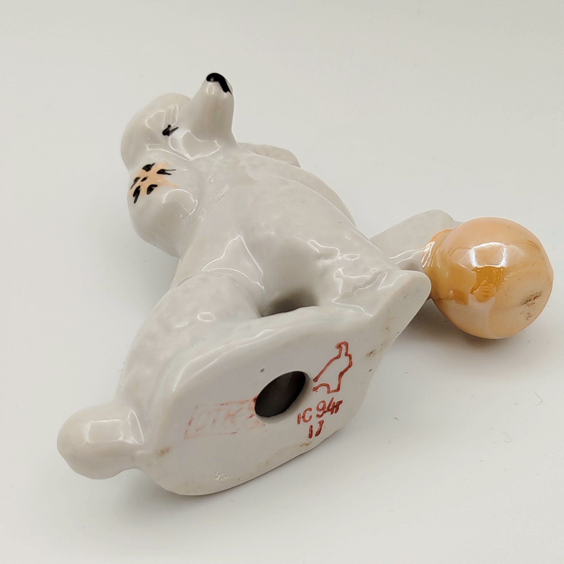 Статуэтка "Пудель с мячом"