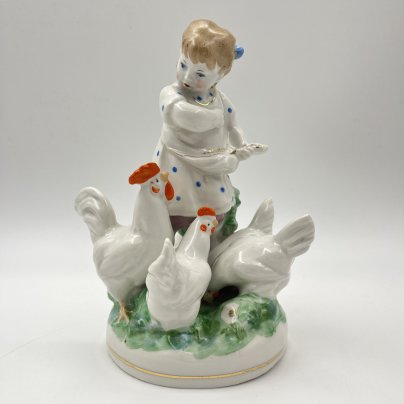 Статуэтка "Девочка кормит кур", автор Н. А. Малышева, фарфор, роспись, золочение, Дулевский фарфоровый завод (Дулёво), СССР, 1959 г.