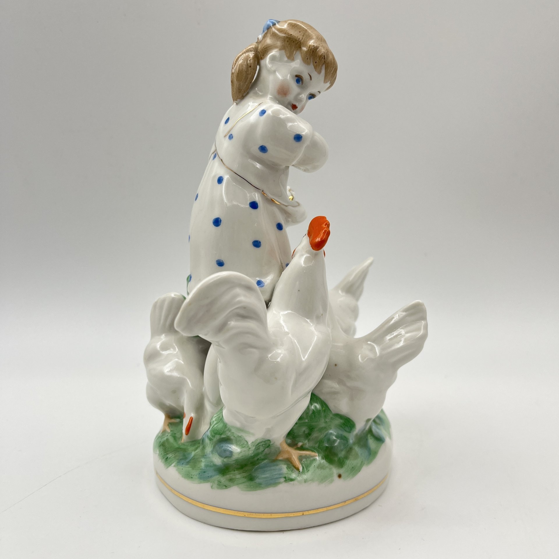 Статуэтка "Девочка кормит кур", автор Н. А. Малышева, фарфор, роспись, золочение, Дулевский фарфоровый завод (Дулёво), СССР, 1959 г.