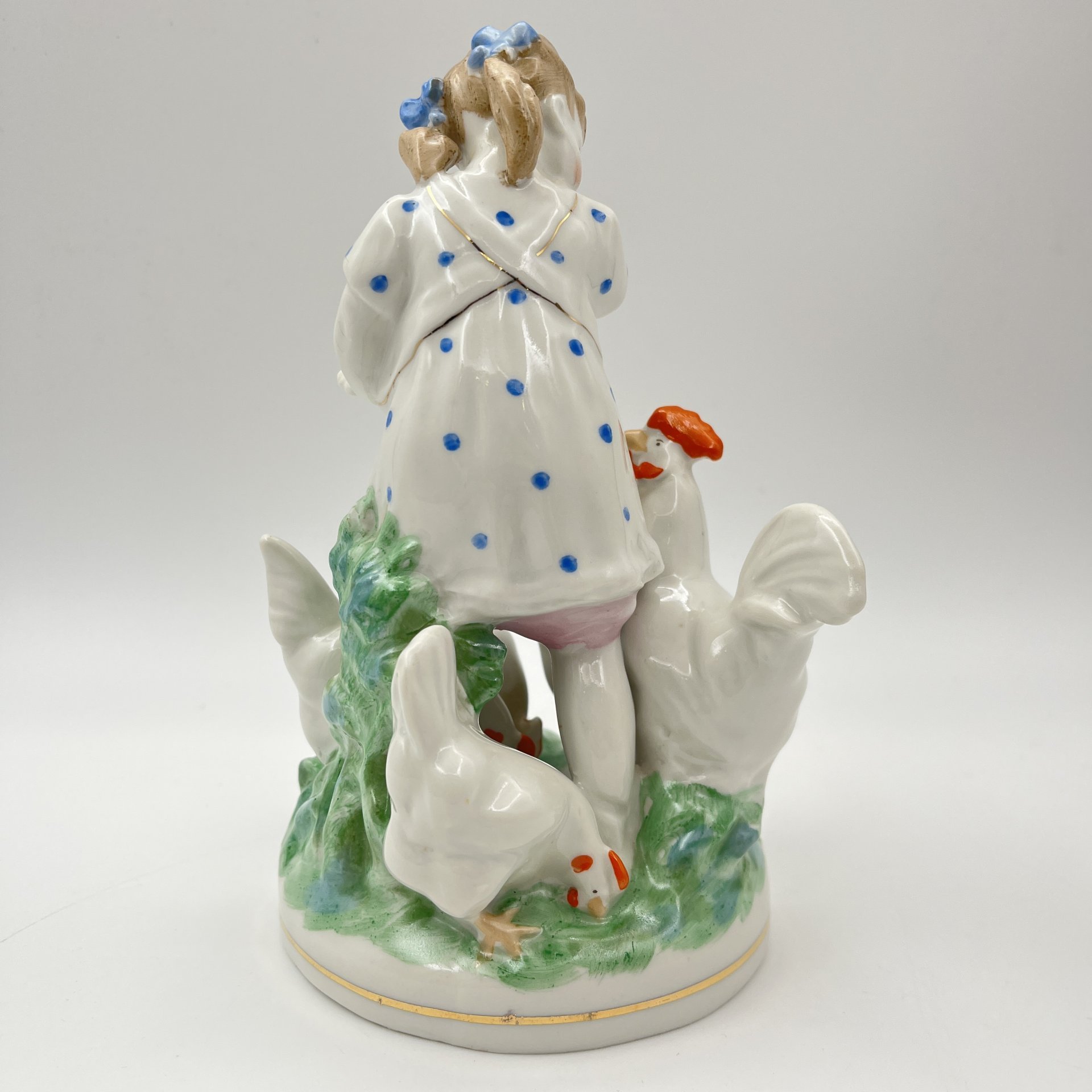 Статуэтка "Девочка кормит кур", автор Н. А. Малышева, фарфор, роспись, золочение, Дулевский фарфоровый завод (Дулёво), СССР, 1959 г.