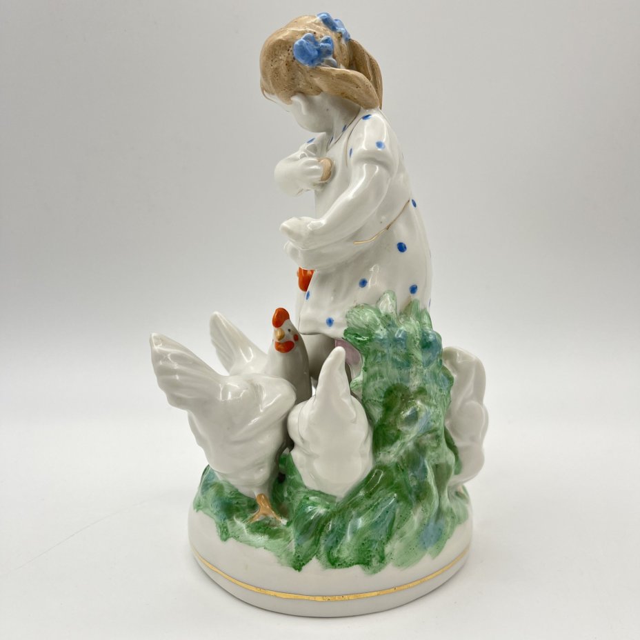 Статуэтка "Девочка кормит кур", автор Н. А. Малышева