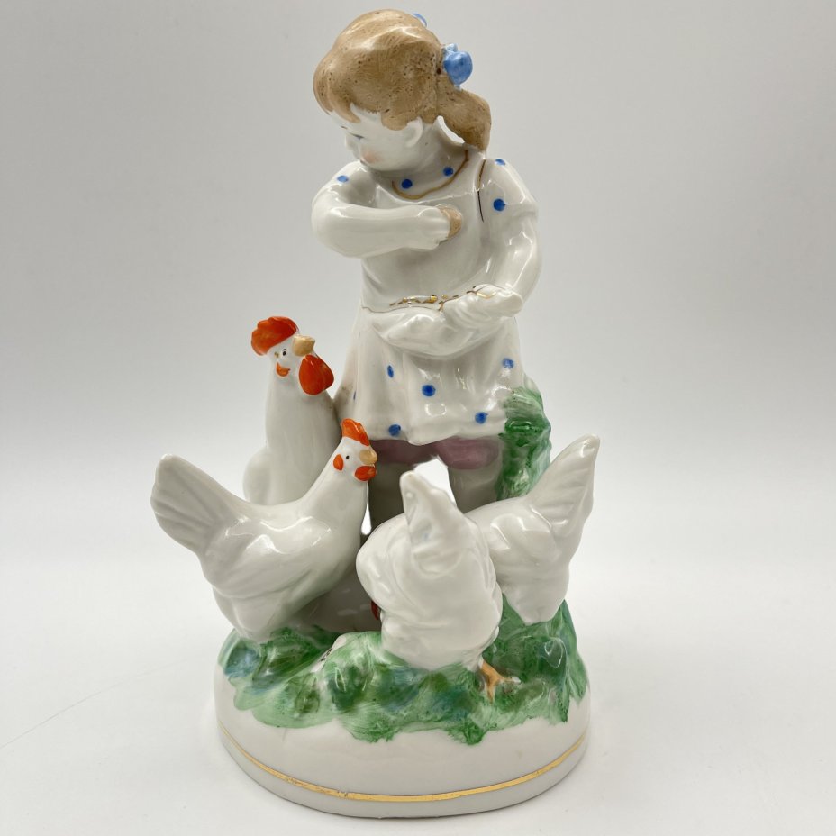 Статуэтка "Девочка кормит кур", автор Н. А. Малышева